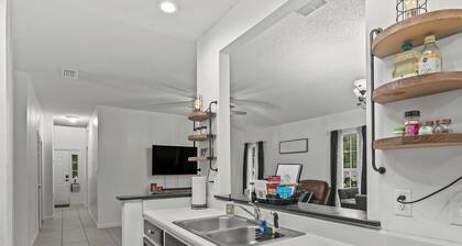 McMahon's Tail-Waggin' Retreat in the Heart of Crawfordville with AC, Fenced.