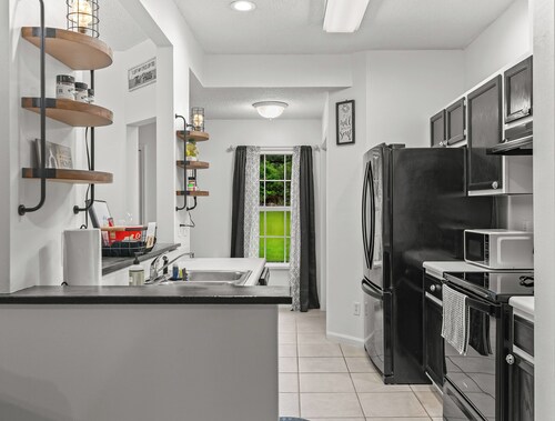 McMahon's Tail-Waggin' Retreat in the Heart of Crawfordville with AC, Fenced.