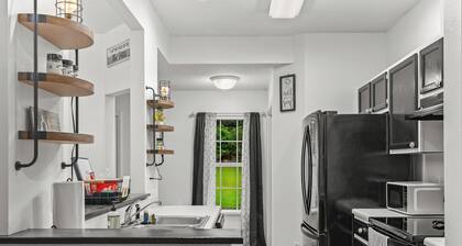 McMahon's Tail-Waggin' Retreat in the Heart of Crawfordville with AC, Fenced.