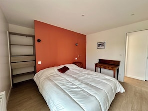 5 bedrooms, iron/ironing board, WiFi, bed sheets - Between St Malo and Rennes, large 12-bed house Chez Yvonne (Irodouër)