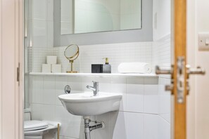 Appartement | Salle de bain | Ensemble baignoire-douche, baignoire profonde, séchoir à cheveux