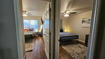 3 habitaciones, escritorio y tabla de planchar con plancha