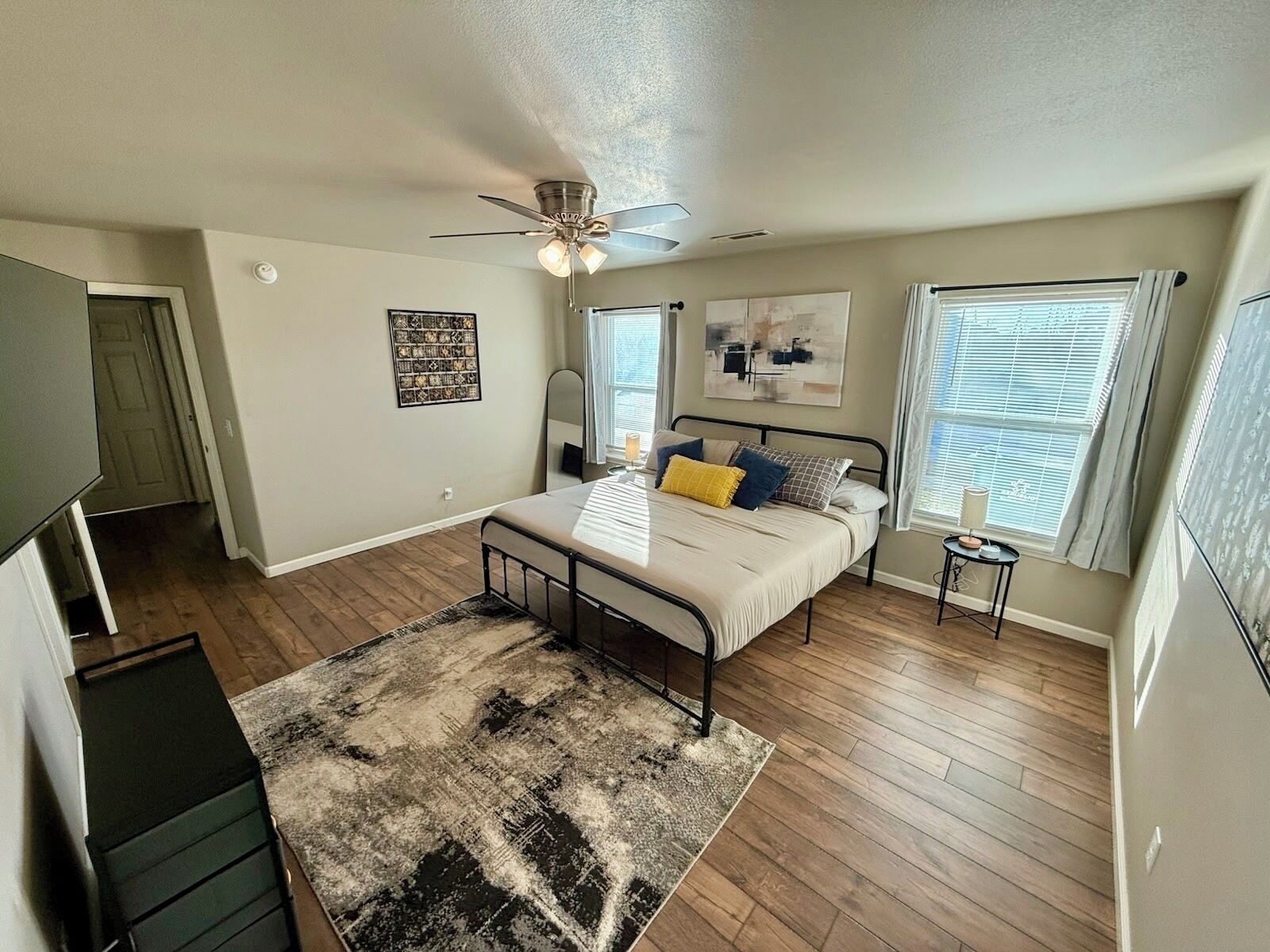 3 chambres, bureau, fer et planche à repasser, lit parapluie