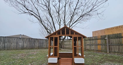 The Weekender Family & MTB Retreat with garage, playhouse, firepit, sleeps 7+