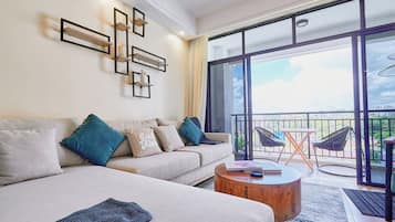 Departamento superior, 2 habitaciones, balcón, vista a la ciudad | Área de sala de estar