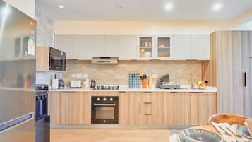 Superior Apartment, 2 Bedrooms, Balcony, City View | Private kitchen | Full-size fridge, microwave, oven, stovetop