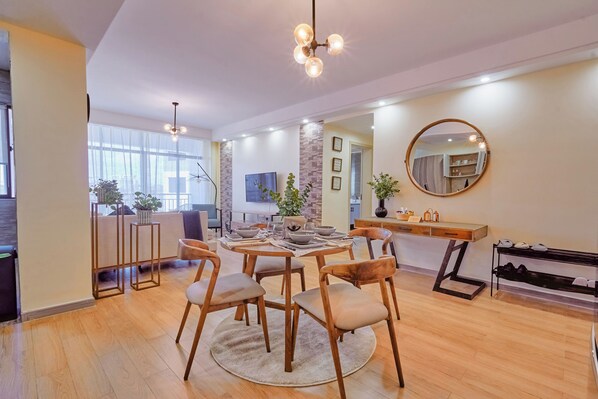 Appartement supérieur, 2 chambres, balcon, vue sur la ville | Repas dans la chambre