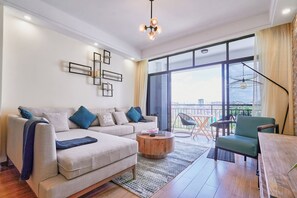 Appartement supérieur, 2 chambres, balcon, vue sur la ville | Aire de séjour