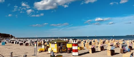På stranden