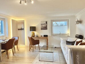 TV connectée, livres, chaîne hi-fi