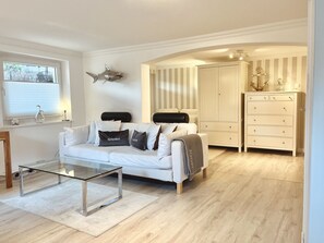 TV connectée, livres, chaîne hi-fi