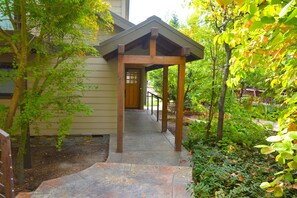 Exterior detail - Deer Lodge #1 Lake front (Bass Lake)