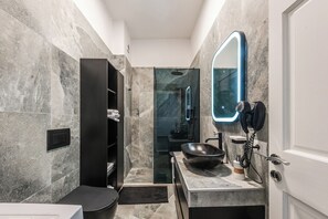 Shower, hair dryer, bidet, towels - Royal Hill Apartment 1 by PS (Durrës)