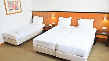 خزنة داخل الغرفة ومكواة/لوح كي وواي فاي مجانًا