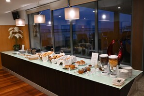 Tägliches inbegriffenes kontinentales Frühstück