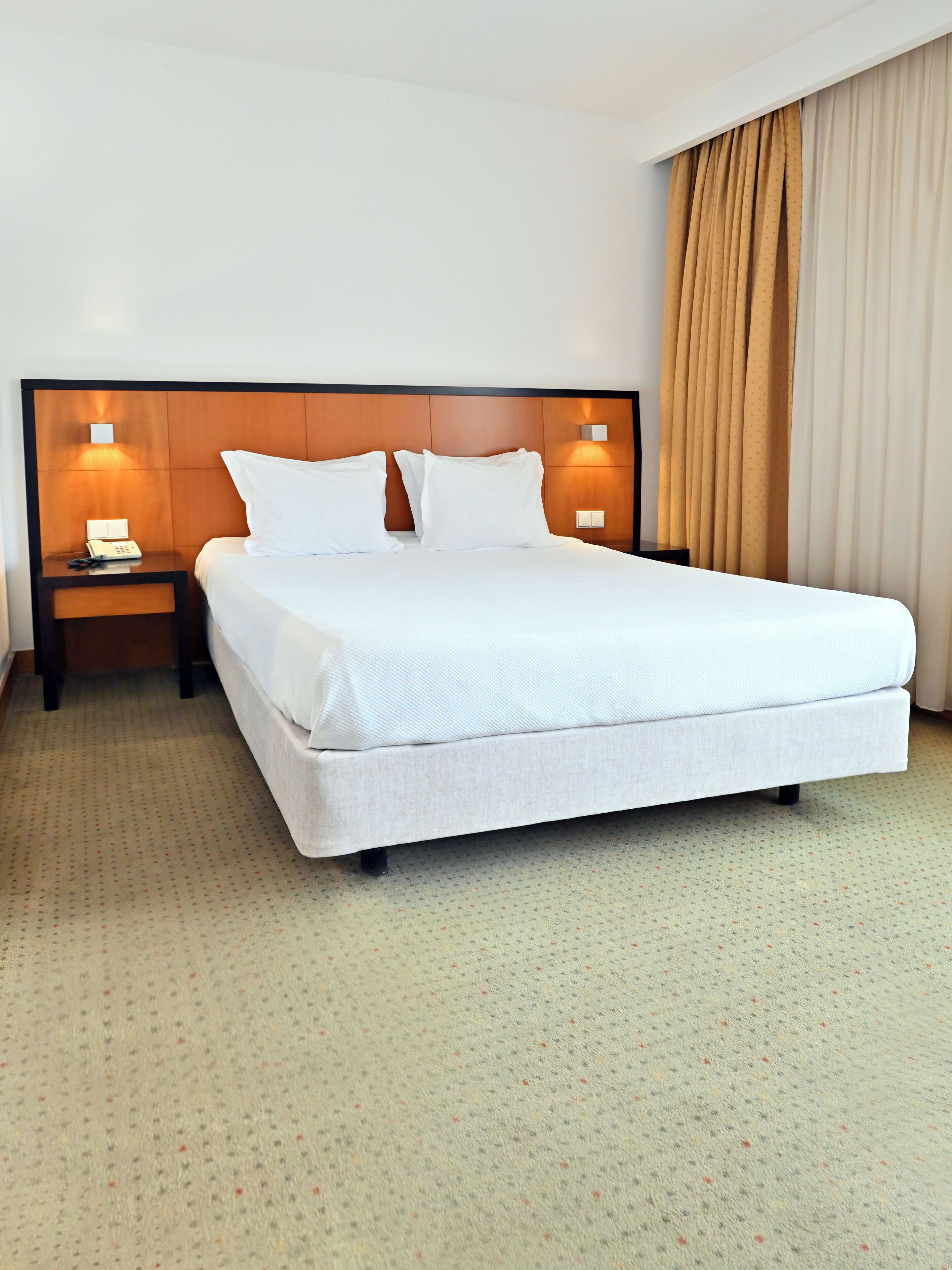 Caja de seguridad en la habitación y tabla de planchar con plancha 