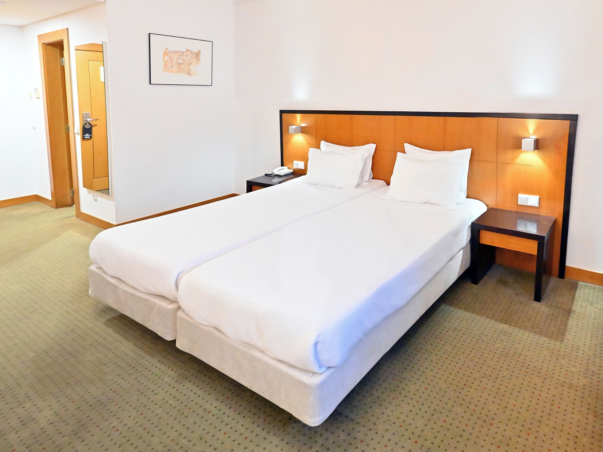 Caja de seguridad en la habitación y tabla de planchar con plancha 