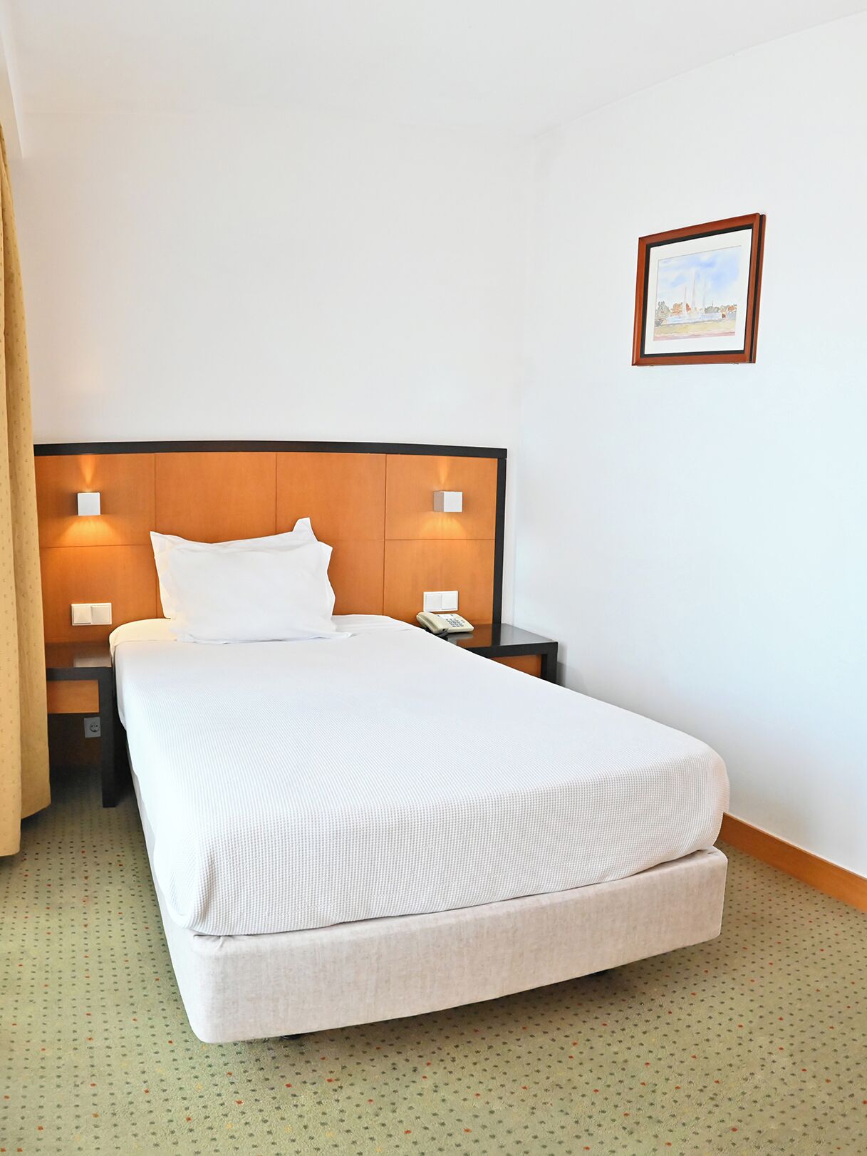 Caja de seguridad en la habitación y tabla de planchar con plancha 