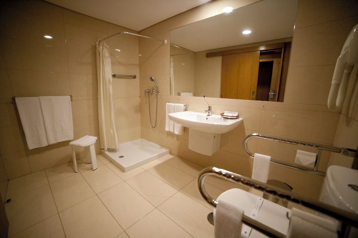 Standard Twin Room, 2 Single Beds, Shower Grab Bars | Bathroom