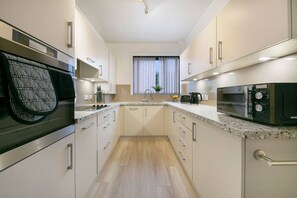 Mikrowelle, Ofen, Herdplatte, Geschirrspüler