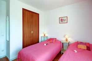 2 bedrooms, iron/ironing board - Great Apartment With View (Roses)