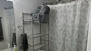 Een haardroger, handdoeken, toiletpapier