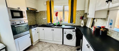 House | Private kitchen | Fridge, microwave, oven, stovetop