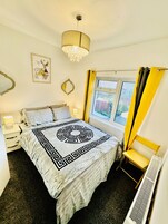 House | 3 bedrooms, WiFi (free), bed sheets
