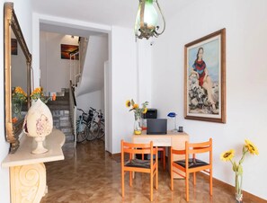 Rom, 1 soverom, røyk, terrasse | Spisestue