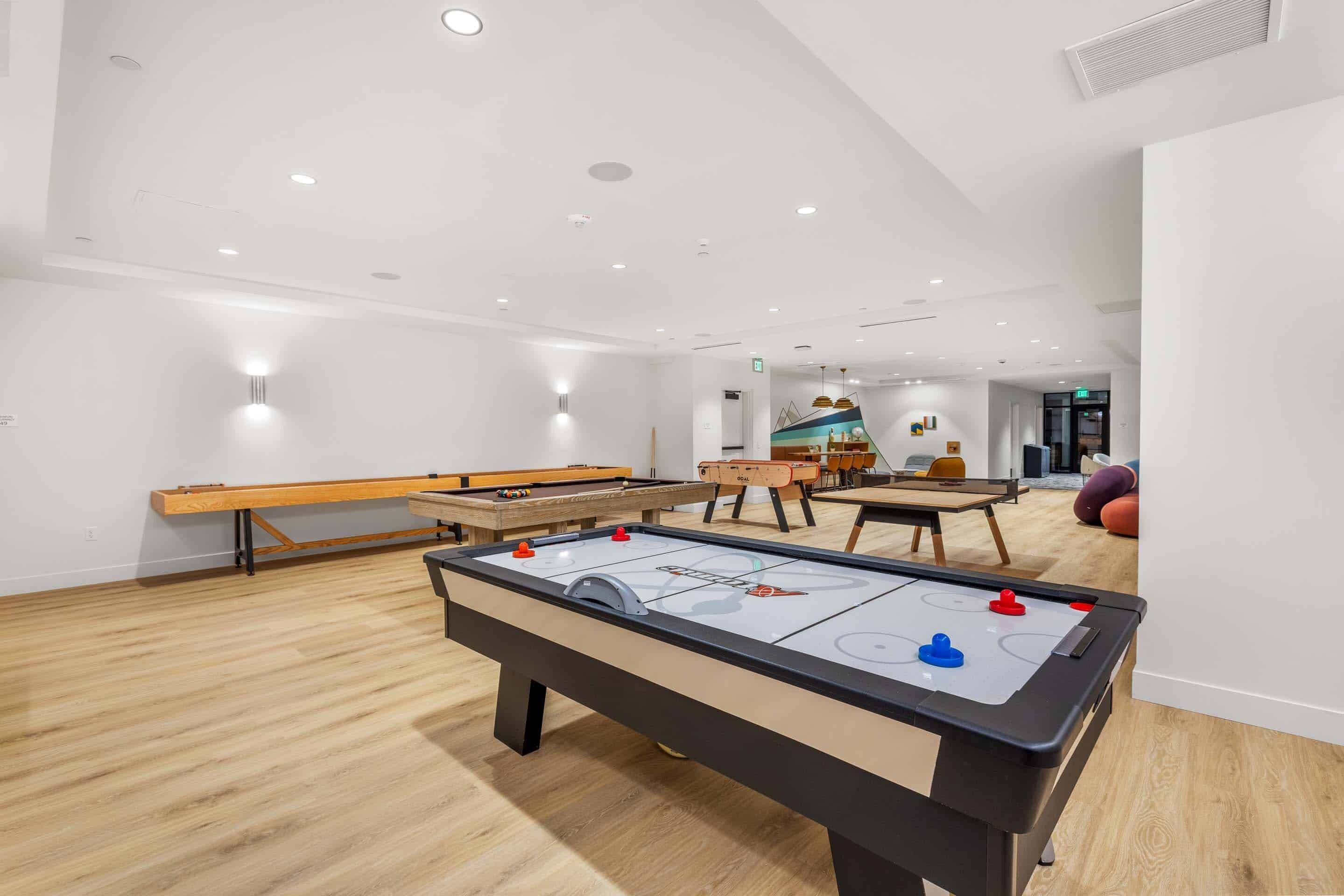Une pièce spacieuse équipée d’un baby-foot, d’une table de billard et d’une table de snooker.