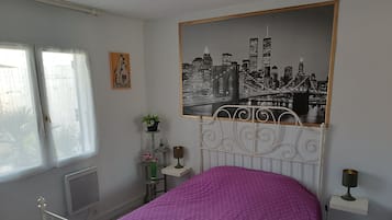 1 chambre, bureau, fer et planche à repasser, lit parapluie