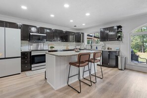 Een koelkast, een microgolfoven, een oven, een kookplaat