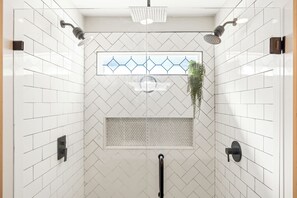 Shower, hair dryer, towels, toilet paper - Coastal Escape in Gulf Breeze! 3BR w/ Pool, Putting Green & Fire Pit (Gulf Breeze)
