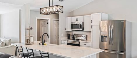 Microondas, horno, parrilla de estufa y lavavajillas