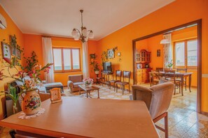 Appartement, balkon | Woonruimte | Een 32-inch televisie met kabelzenders