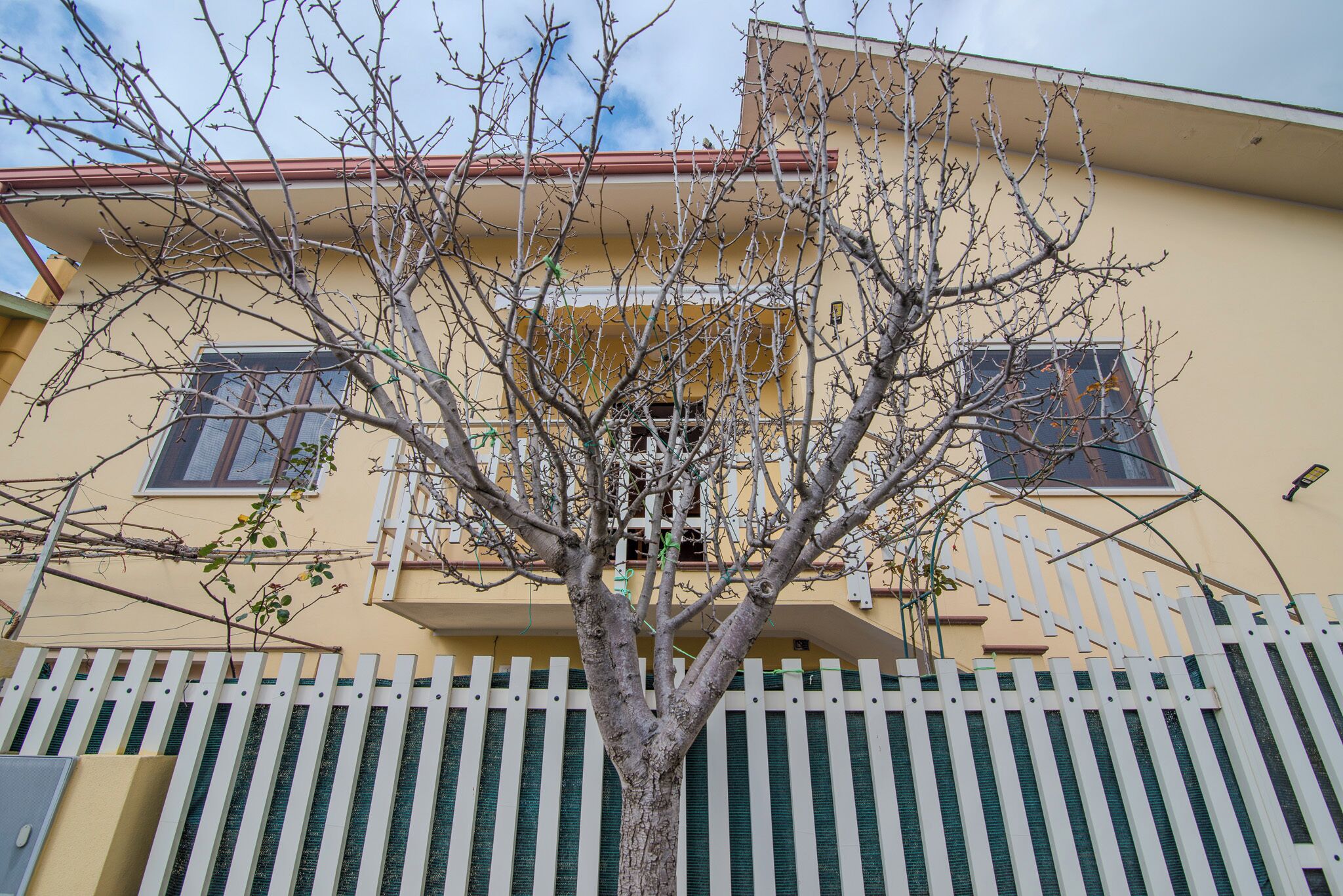 Vista frontal de la propiedad