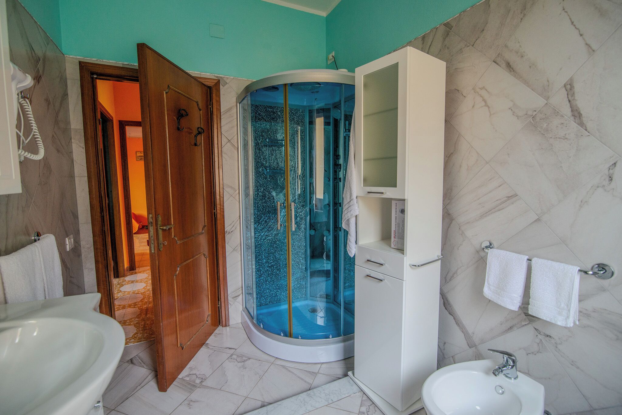 Appartement, balkon | Badkamer | Een haardroger, handdoeken
