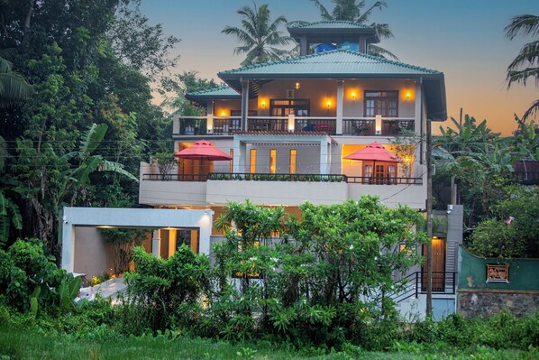 Exterior - luxuroius villa in hikkaduwa with 5 bedrooms and for 10 adults (Gonapinuwala)