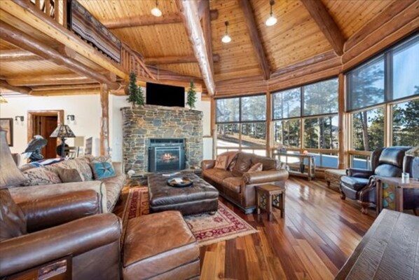 Smart TV, chimenea, futbolito