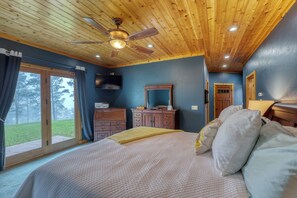 4 bedrooms, desk, iron/ironing board, travel cot