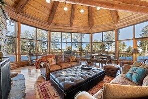 Smart TV, chimenea, futbolito