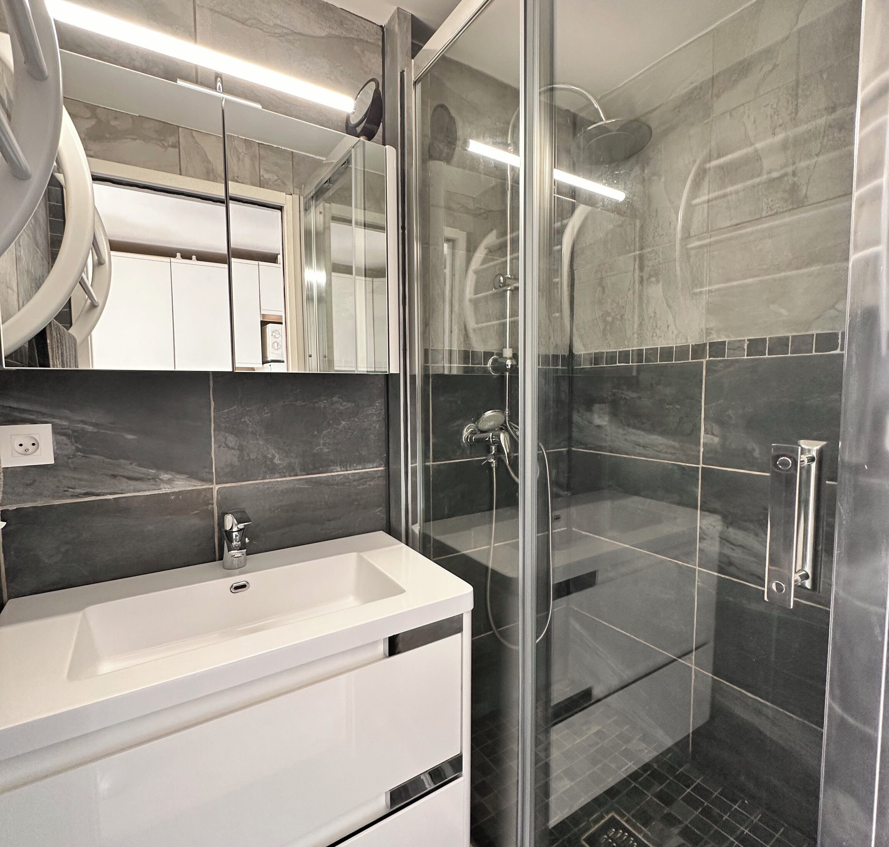 Douche, sèche-cheveux, serviettes fournies