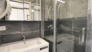 Douche, sèche-cheveux, serviettes fournies