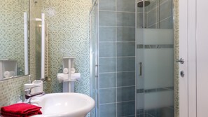 Chuveiro, secador de cabelo, bidê, toalhas de banho