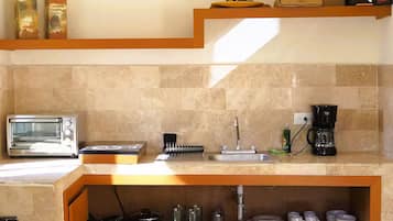 Frigorifero, forno, piano cottura, macchina per tè/caffè