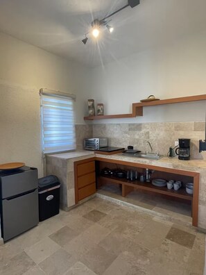 Kühlschrank, Ofen, Herdplatte, Wasserkocher mit Kaffee-/Teezubehör