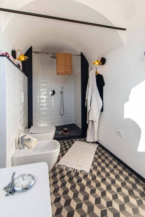 Bruser, hårtørrer, bidet, håndklæder