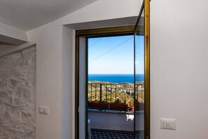 Interior - Large panoramic sea view terrace, stone shower, excellence vacation. (Lingueglietta)