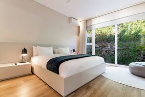 6 bedrooms, iron/ironing board, WiFi, bed sheets - Thabisa House - Supreme Views & Exquisite Design (Camps Bay)