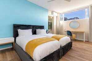 6 bedrooms, iron/ironing board, WiFi, bed sheets - Thabisa House - Supreme Views & Exquisite Design (Camps Bay)